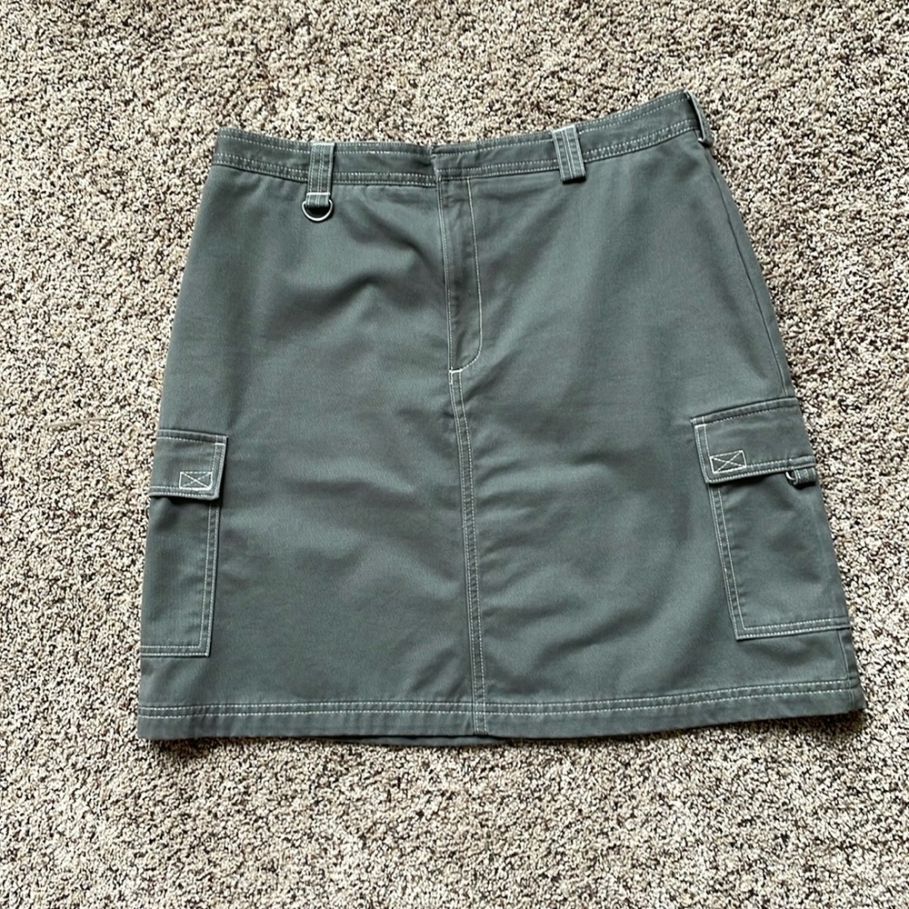 Dockers Sz 12 skirt. Green with cargo pockets.